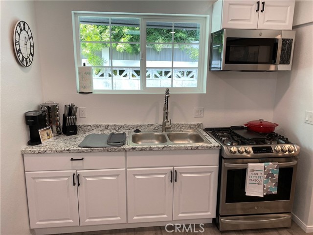 723 N Quince Avenue, Upland CA: https://media.crmls.org/medias/e22fc660-674a-43e7-8ded-ded301a9f4a3.jpg