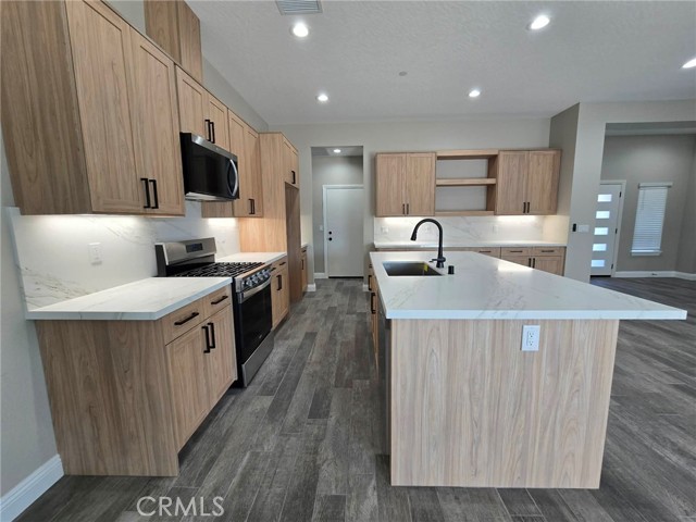 Detail Gallery Image 5 of 28 For 20401 Tonawanda Rd, Apple Valley,  CA 92307 - 4 Beds | 3 Baths