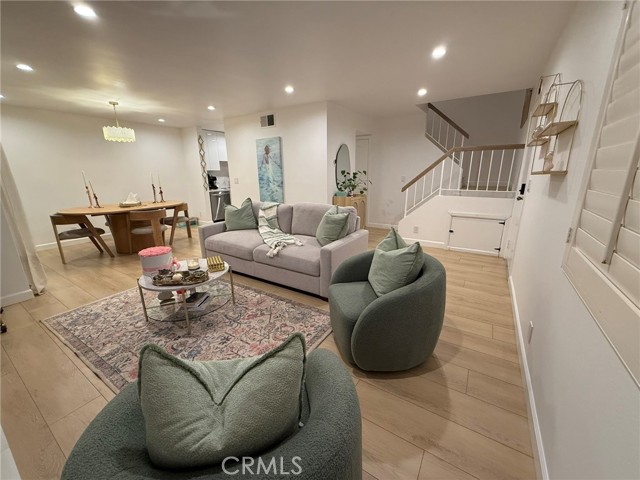 Detail Gallery Image 6 of 27 For 22139 Burbank, Woodland Hills,  CA 91367 - 2 Beds | 2 Baths