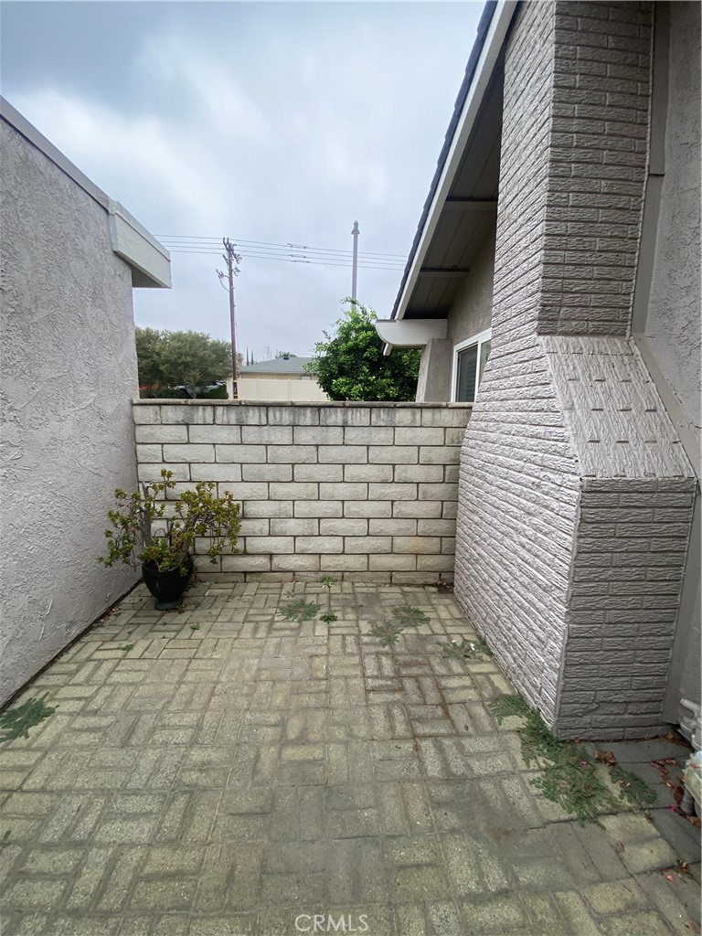 https://media.crmls.org/medias/e23091b3-9a60-4def-b880-55923dd60c71.jpg?preset=X-Large