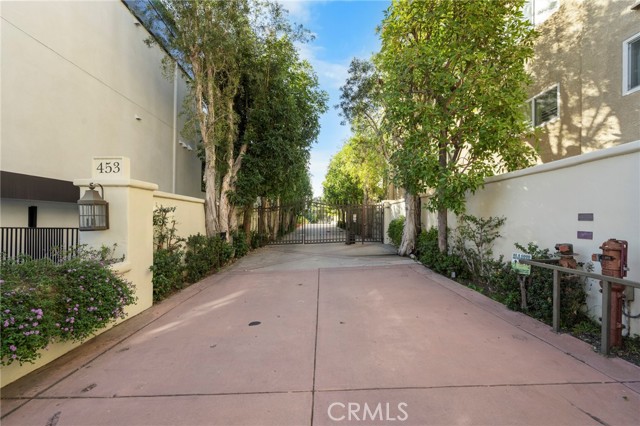 Detail Gallery Image 22 of 23 For 453 S Barrington, Los Angeles,  CA 90049 - 2 Beds | 3 Baths