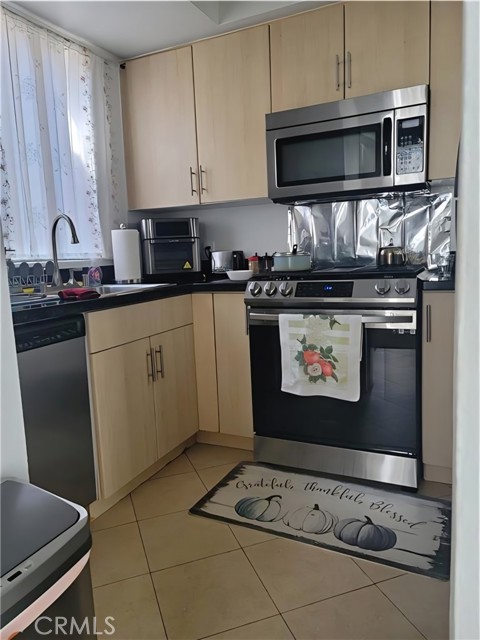 Detail Gallery Image 7 of 15 For 7826 Topanga Canyon #323,  Canoga Park,  CA 91304 - 2 Beds | 2 Baths