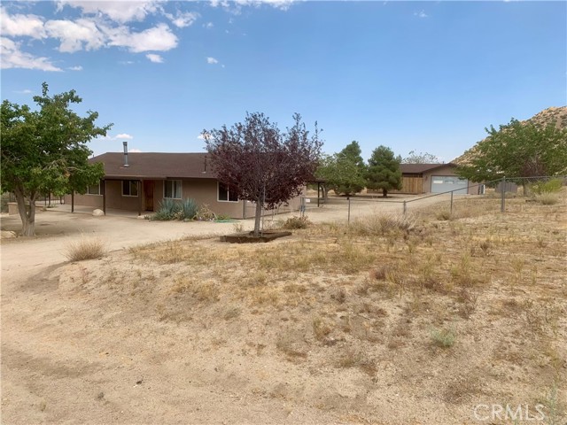 Detail Gallery Image 3 of 17 For 5693 Lariat Trl, Pioneertown,  CA 92268 - 2 Beds | 2 Baths