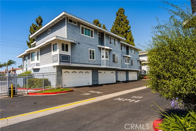 8115 Surfline Drive, Huntington Beach CA: https://media.crmls.org/medias/e2340a82-1082-4610-bee0-ebc3035994b9.jpg