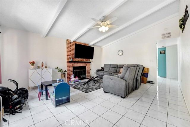 21050 Community Street, Canoga Park CA: https://media.crmls.org/medias/e236318b-ef2c-402e-a6ce-4a49280c36e3.jpg