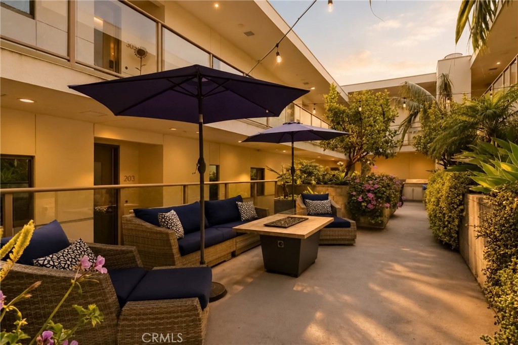 https://media.crmls.org/medias/e2365a8f-1812-4cce-848f-9f6002fac1c9.jpg?preset=X-Large