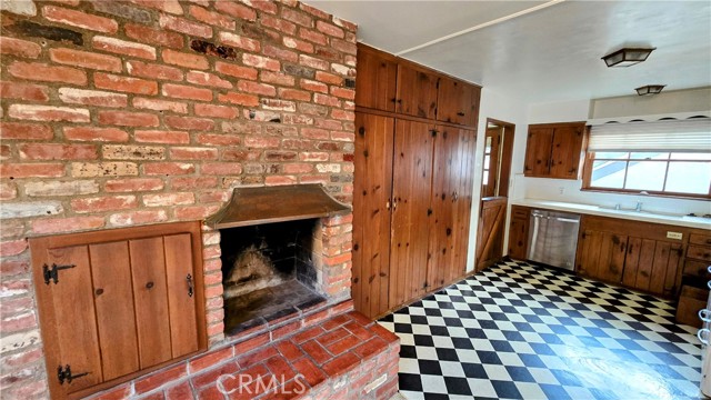519 Poppy Avenue, Corona del Mar CA: https://media.crmls.org/medias/e236ec7e-180b-461d-b821-c4ff23eb66ce.jpg