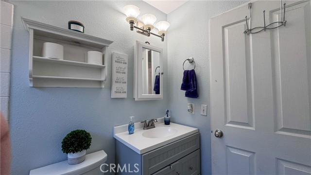 Detail Gallery Image 16 of 23 For 19868 Larbert, Canyon Country,  CA 91351 - 4 Beds | 2 Baths