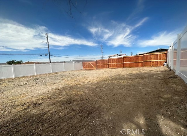 220 S 2nd Avenue, Barstow CA: https://media.crmls.org/medias/e23f7283-3753-4f45-98b3-6ec7737e0fcd.jpg