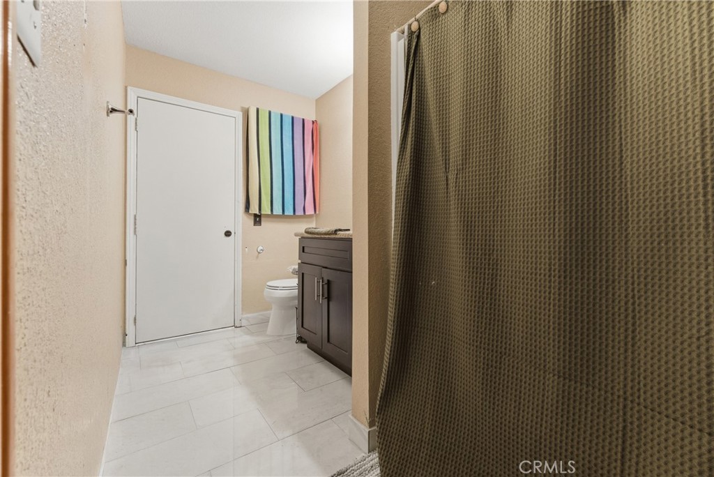 https://media.crmls.org/medias/e2415de0-9a1b-4fdb-989d-a358850a3072.jpg?preset=X-Large