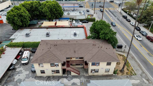 7224 Hazeltine Avenue, Van Nuys CA: https://media.crmls.org/medias/e241aa03-4067-40a8-8cd9-cf39e740eb24.jpg