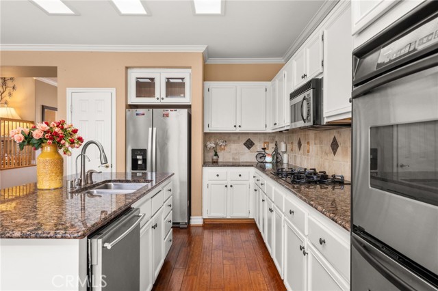 14037 Hollywood Avenue, Eastvale CA: https://media.crmls.org/medias/e241bf6c-d7e0-49f1-809c-4d0e6df54350.jpg
