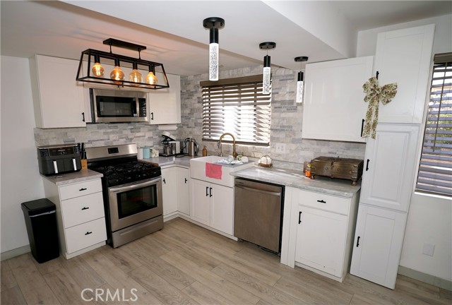 Detail Gallery Image 10 of 46 For 18954 Sherman Way #3,  Reseda,  CA 91335 - 2 Beds | 3 Baths