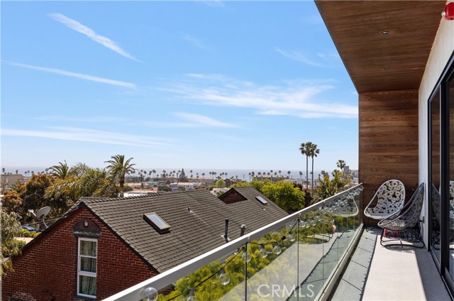 Detail Gallery Image 2 of 30 For 928 S Juanita Ave #C,  Redondo Beach,  CA 90277 - 4 Beds | 3/1 Baths
