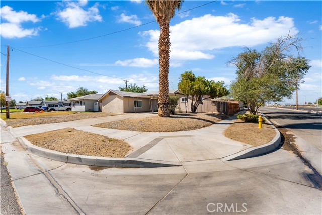 Detail Gallery Image 4 of 40 For 45581 6th St, Lancaster,  CA 93535 - 4 Beds | 2 Baths