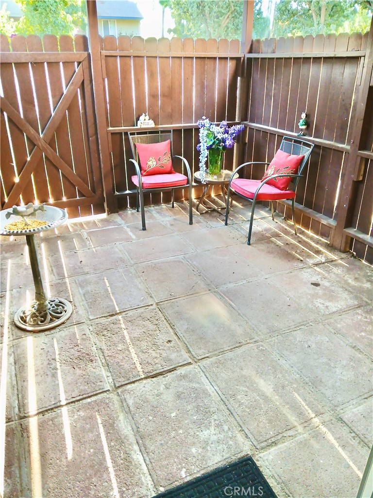 https://media.crmls.org/medias/e24325d1-5727-4a30-b082-6548f09cfba1.jpg?preset=X-Large