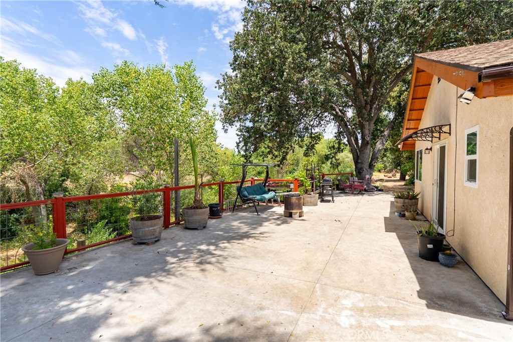 https://media.crmls.org/medias/e24351bd-3262-4fd5-88c9-4b6293d7f725.jpg?preset=X-Large