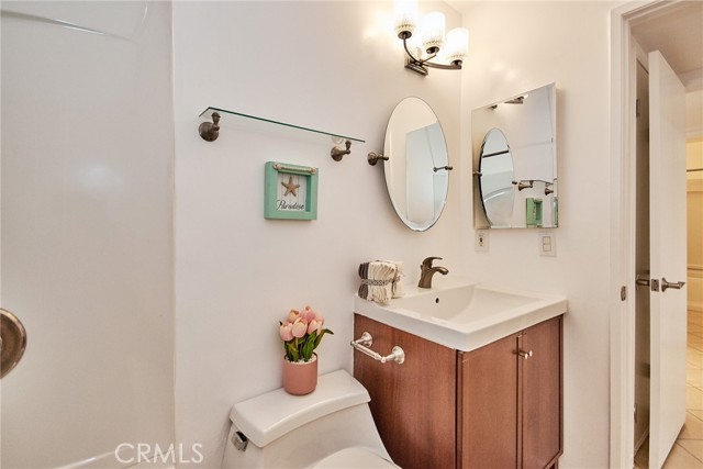 Detail Gallery Image 13 of 24 For 856 N Van Ness Ave #3,  Los Angeles,  CA 90038 - 2 Beds | 2 Baths