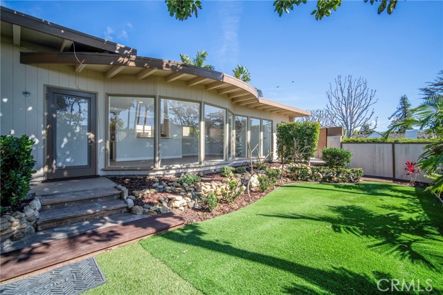 464 LOCUST, Laguna Beach CA: https://media.crmls.org/medias/e246664b-0055-4f03-9ef0-042220204eff.jpg