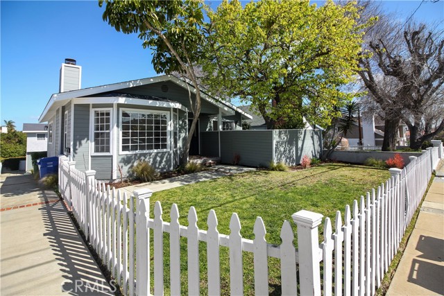 Detail Gallery Image 1 of 26 For 1933 Voorhees Ave a,  Redondo Beach,  CA 90278 - 4 Beds | 3 Baths