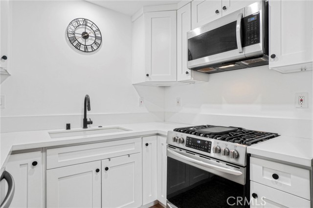Detail Gallery Image 12 of 50 For 19118 Avenue of the Oaks #B,  Newhall,  CA 91321 - 2 Beds | 1 Baths