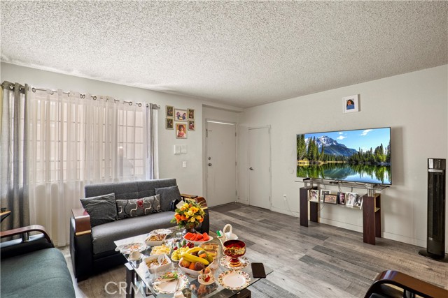 10129 Commerce Avenue, Tujunga CA: https://media.crmls.org/medias/e24d2b9c-0ff8-4469-8030-763da599e57a.jpg