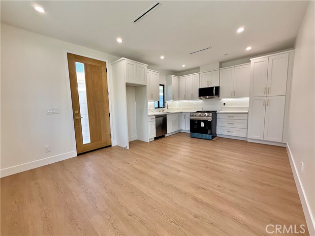 22132 Gault Street, Canoga Park CA: https://media.crmls.org/medias/e24da878-d1d3-41be-9cea-efbac565fabd.jpg