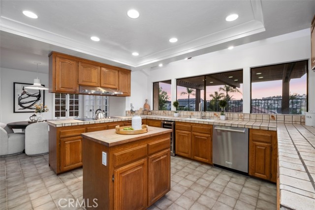 22571 Labrusca, Mission Viejo CA: https://media.crmls.org/medias/e24e9dbe-efbb-4574-8f8e-600ac1379075.jpg