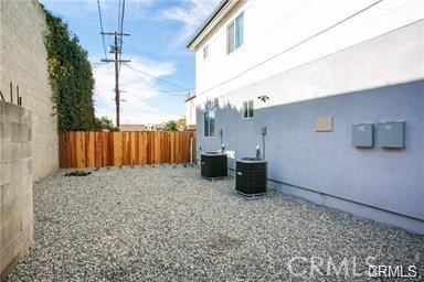 Detail Gallery Image 13 of 16 For 614 W 85th St #1/2,  Los Angeles,  CA 90044 - 4 Beds | 2 Baths