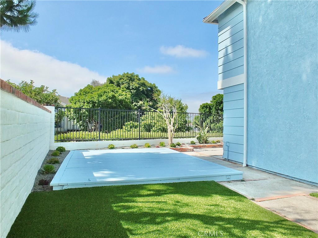https://media.crmls.org/medias/e2515d16-0ee4-4ed9-b9aa-c3d07f9f4854.jpg?preset=X-Large