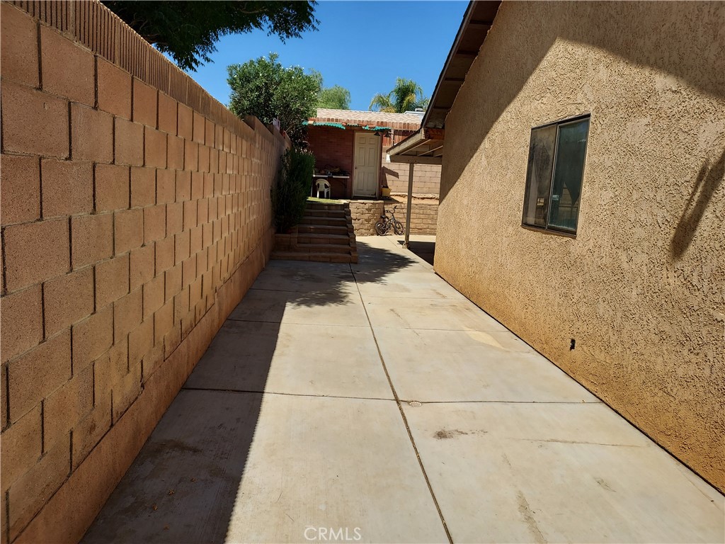 https://media.crmls.org/medias/e252936f-108c-43cc-b9f2-e9c7d14bdce3.jpg?preset=X-Large