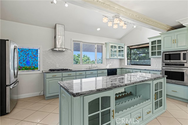 3916 Carnavon Way, Los Angeles CA: https://media.crmls.org/medias/e2552157-6d21-4a9c-833d-11344cfb9f7a.jpg