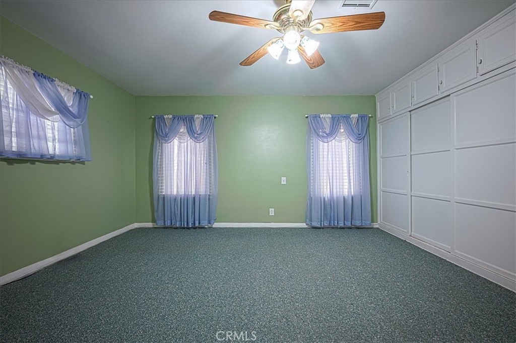https://media.crmls.org/medias/e25804de-a25a-4c0b-9c25-c0b90d7042c4.jpg?preset=X-Large