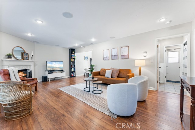 Detail Gallery Image 4 of 29 For 1121 E 1st St, Tustin,  CA 92780 - 2 Beds | 1/1 Baths