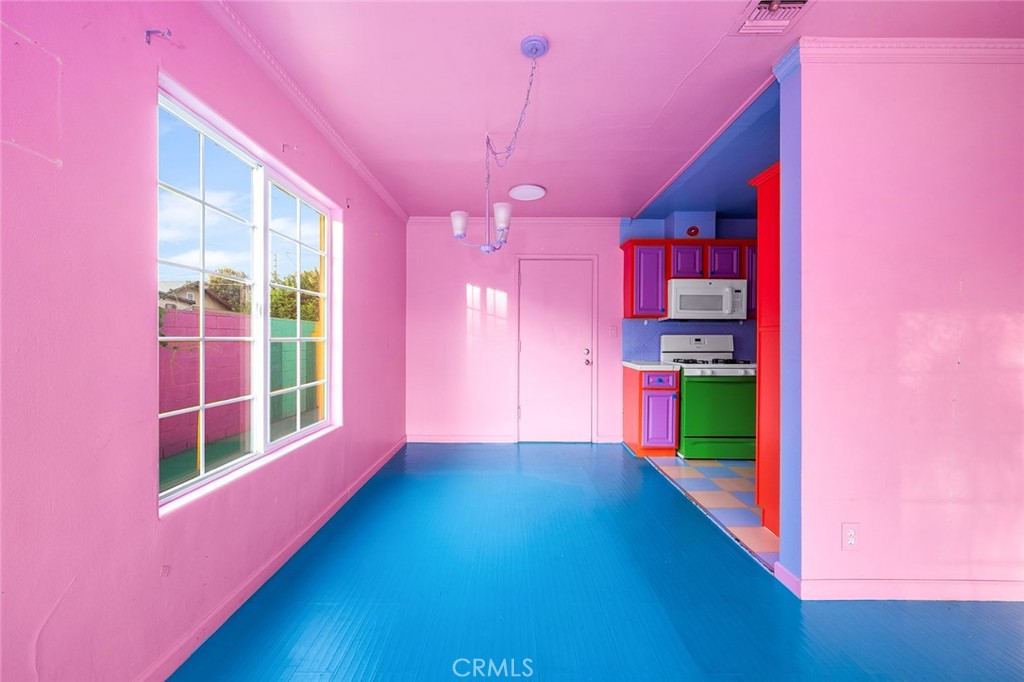 https://media.crmls.org/medias/e25aaca0-4782-4ea9-b5ab-0c42a6555806.jpg?preset=X-Large