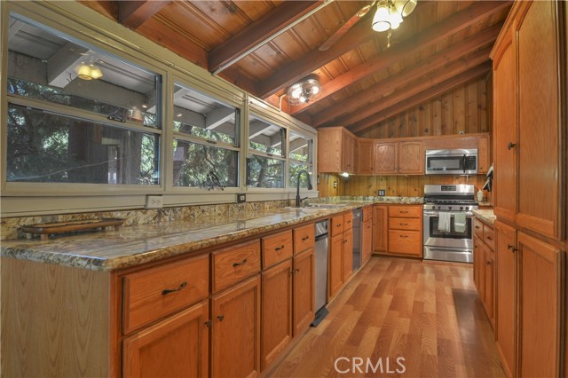 Detail Gallery Image 8 of 33 For 23696 Manzanita Dr, Crestline,  CA 92325 - 2 Beds | 2 Baths