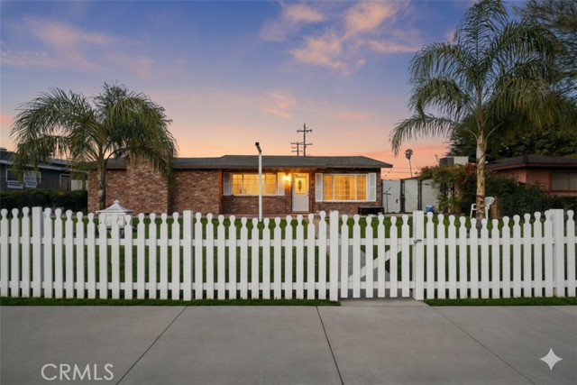 Detail Gallery Image 2 of 23 For 1320 White Ln, Bakersfield,  CA 93307 - 4 Beds | 2 Baths