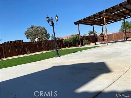 https://media.crmls.org/medias/e25d70a6-a7b4-4290-9b4f-09a4e6882fbc.jpg?preset=X-Large