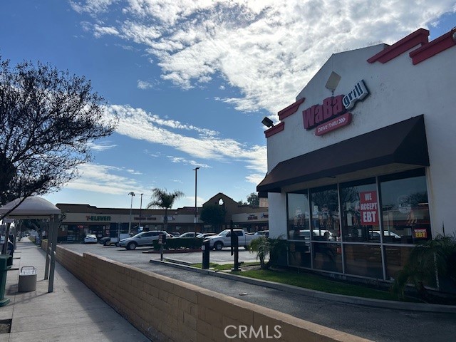 Walkable distance to Stores and food