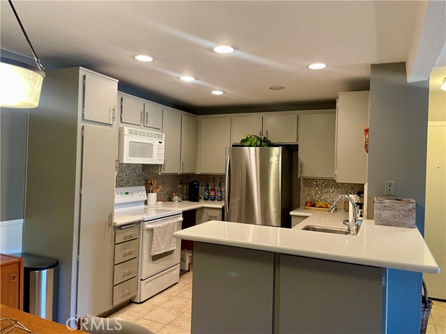 Detail Gallery Image 11 of 27 For 21372 Brookhurst St #123,  Huntington Beach,  CA 92646 - 2 Beds | 2 Baths