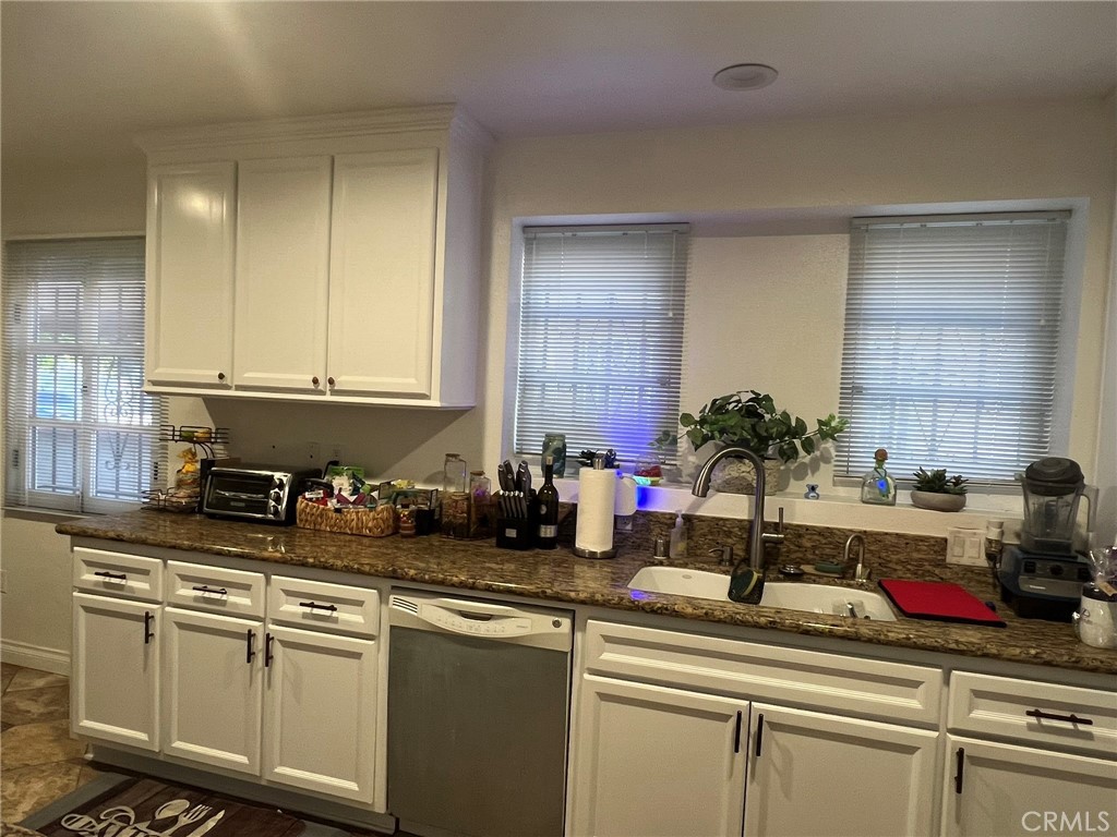https://media.crmls.org/medias/e26184e8-e672-4564-860f-f2dbebe4697b.jpg?preset=X-Large
