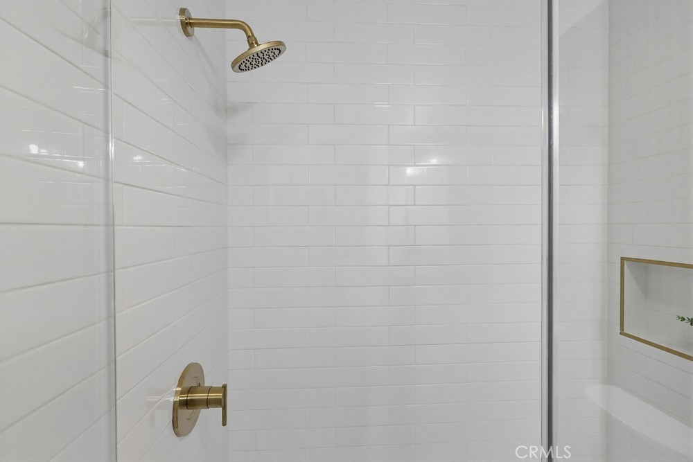 https://media.crmls.org/medias/e2621c6d-9b83-4821-bca1-850d389a4378.jpg?preset=X-Large