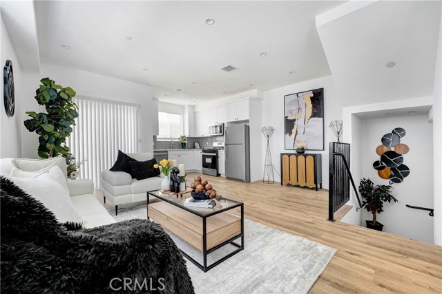 Detail Gallery Image 6 of 16 For 11952 Vanowen Ave, North Hollywood,  CA 91605 - 4 Beds | 3/1 Baths