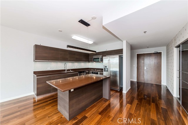 3785 Wilshire Blvd #1709, Los Angeles CA: https://media.crmls.org/medias/e264ad4e-70a7-4cbd-8058-1df12c94bf7f.jpg