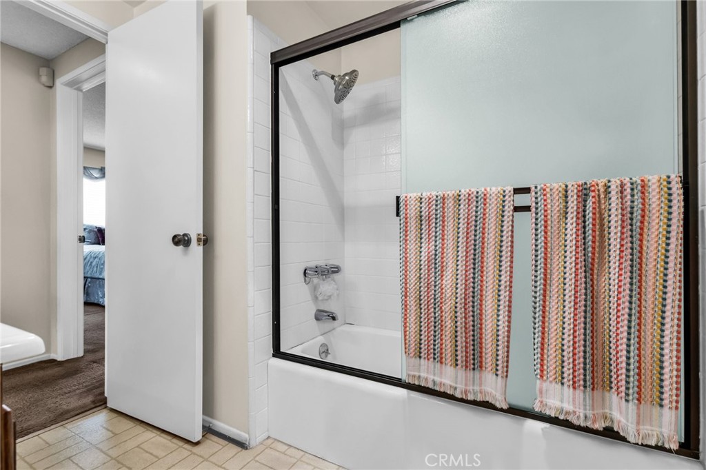 https://media.crmls.org/medias/e2668fcd-302c-47d1-9b42-2f7578e833e6.jpg?preset=X-Large