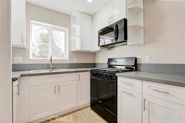 Detail Gallery Image 8 of 25 For 15557 Wyandotte St, Van Nuys,  CA 91406 - 3 Beds | 2 Baths