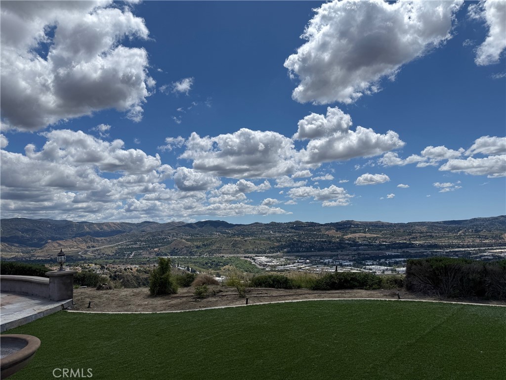 https://media.crmls.org/medias/e26a9346-a5b2-4636-a905-c21e779000bd.jpg?preset=X-Large