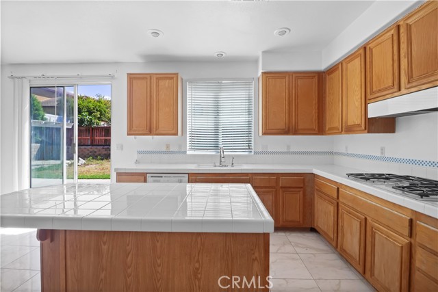 Detail Gallery Image 5 of 40 For 842 W Orange Heights Ln, Corona,  CA 92882 - 5 Beds | 2/1 Baths