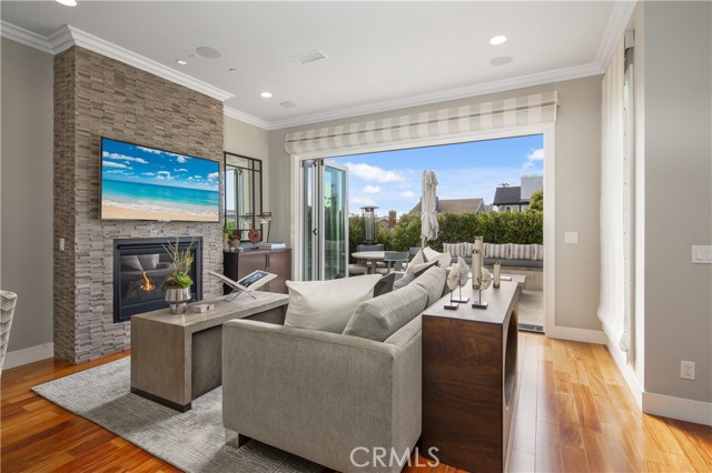 720 Poinsettia Ave, Corona del Mar CA: https://media.crmls.org/medias/e26c4454-fcad-4a5d-a7ab-f0f3182b9125.jpg