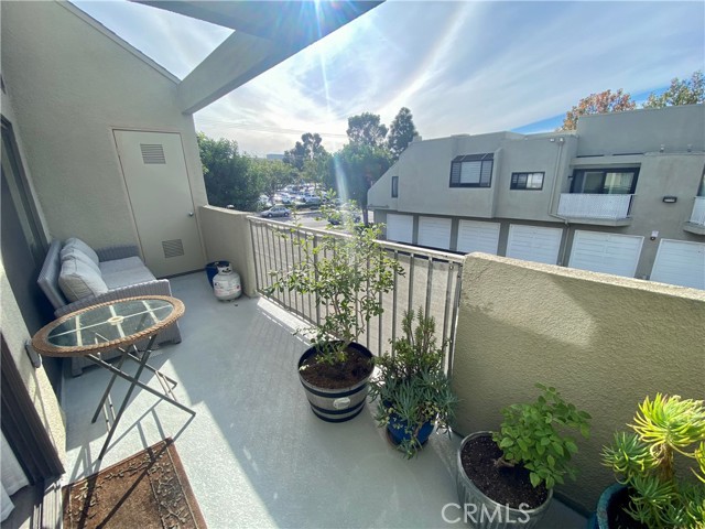 17722 Sergio Cir, Huntington Beach CA: https://media.crmls.org/medias/e26d8fa8-f628-4884-a975-a8bfeafa8520.jpg